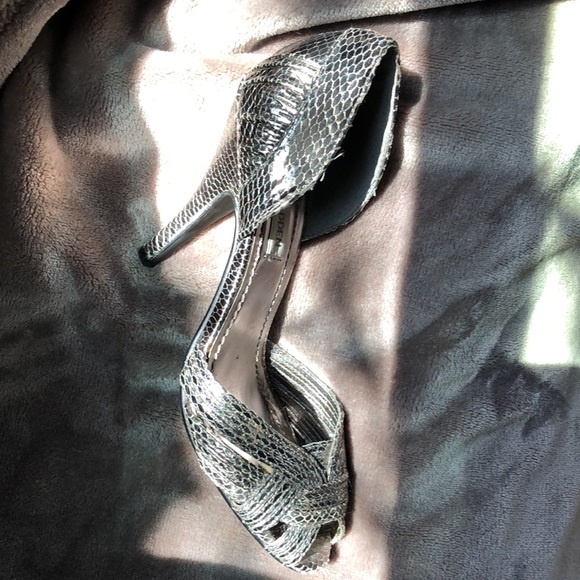 Steve Madden Silver Pumps, size 6.5 - Picture 5 of 6
